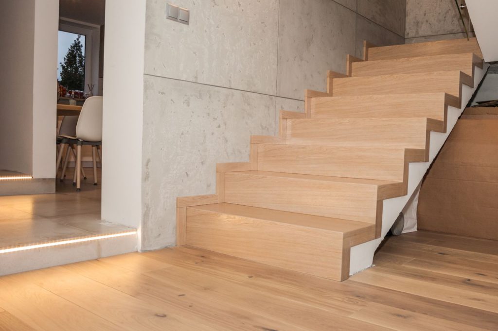 Schody dywanowe dąb barwiony na beż. Balustrada szklana. Realizacja Katowice-Ligota