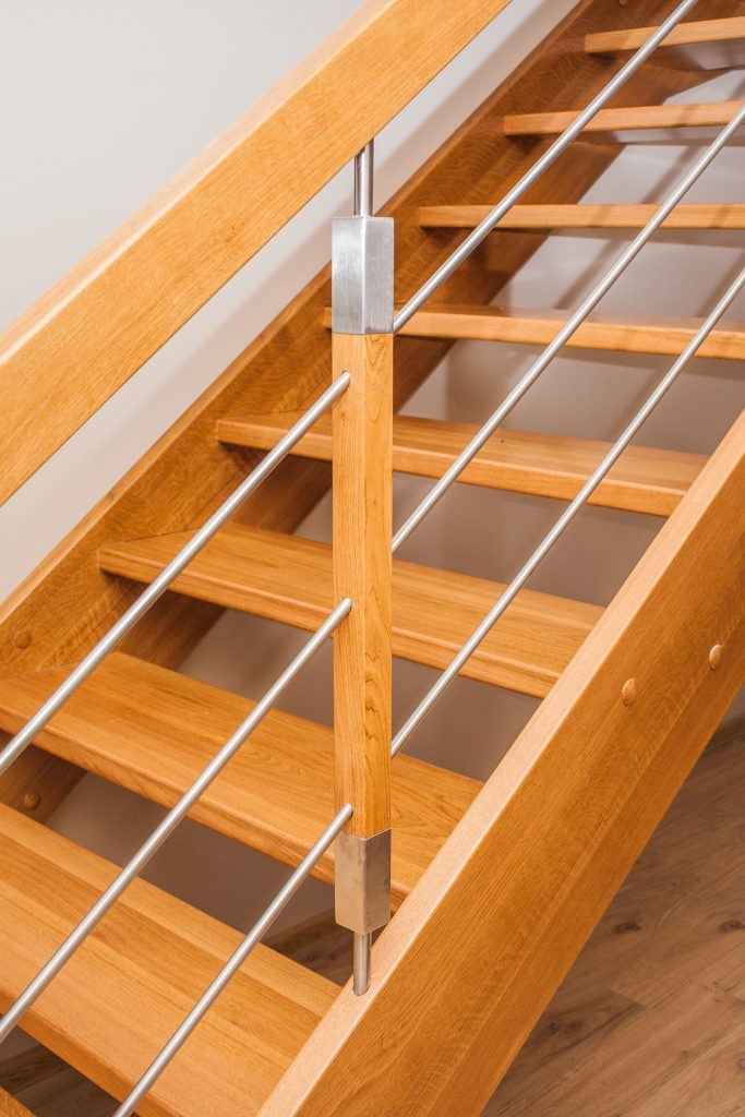 Schody policzkowe. Balustrada drewniana połączona ze stalą nierdzewną. Realizacja w Żory-Kleszczów