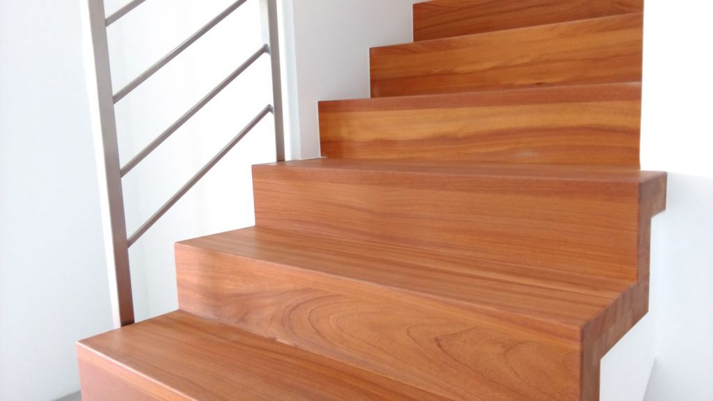 Schody drewniane oraz drzwi bezprzylgowe z drewna Doussie. Realizacja w Gliwicach