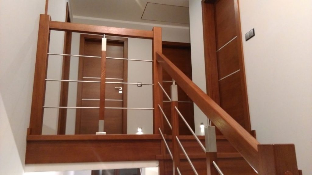 Schody drewniane . Realizacja Świerklany ul. Rolnicza