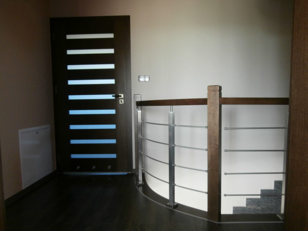 Schody drewniane na konstrukcji metalowej, oraz drzwi. Realizacja w Żorach-Rogoźnej