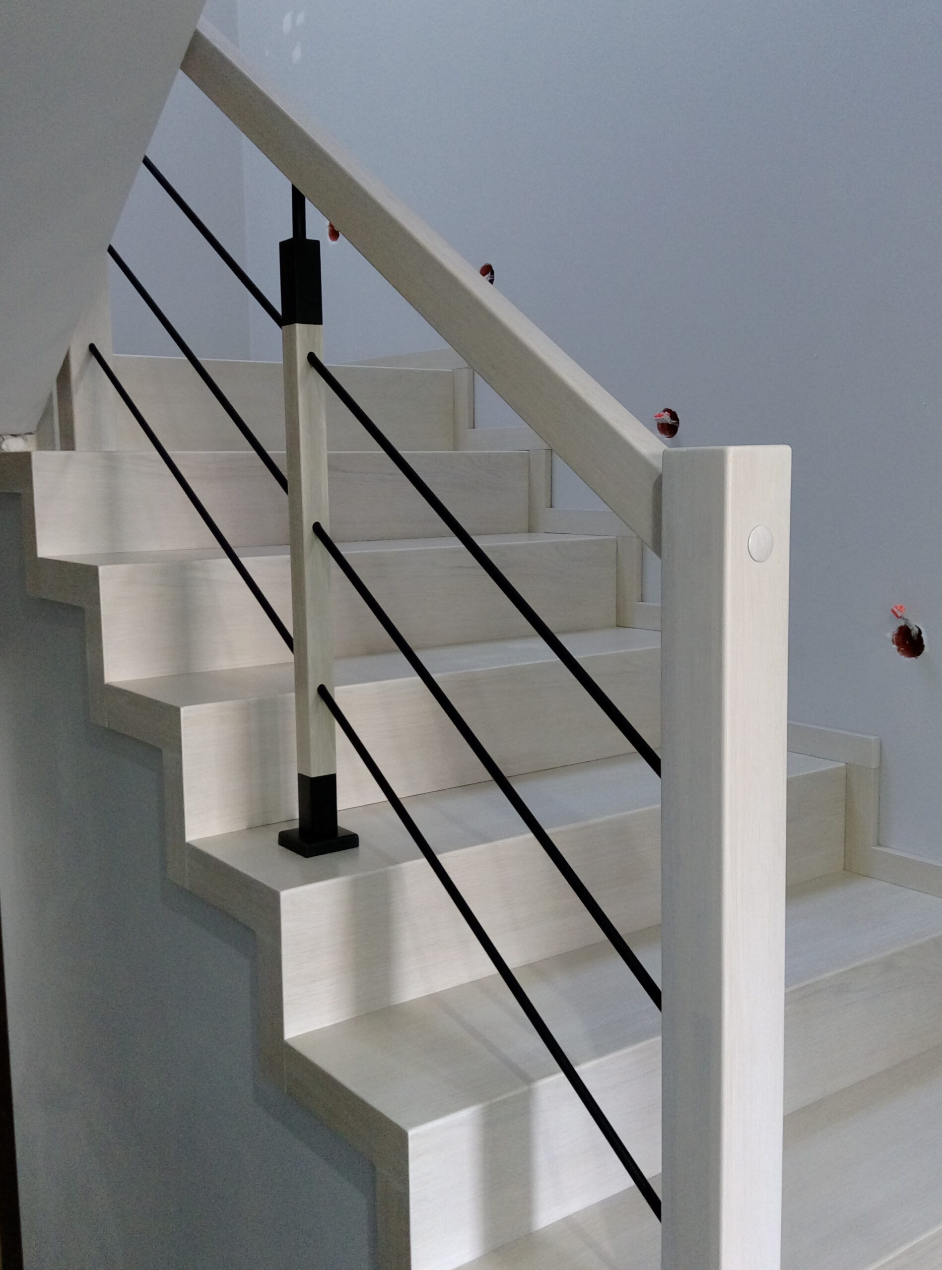 Schody dywanowe oraz drzwi dąb bielony. Realizacja Rybnik-Golejów