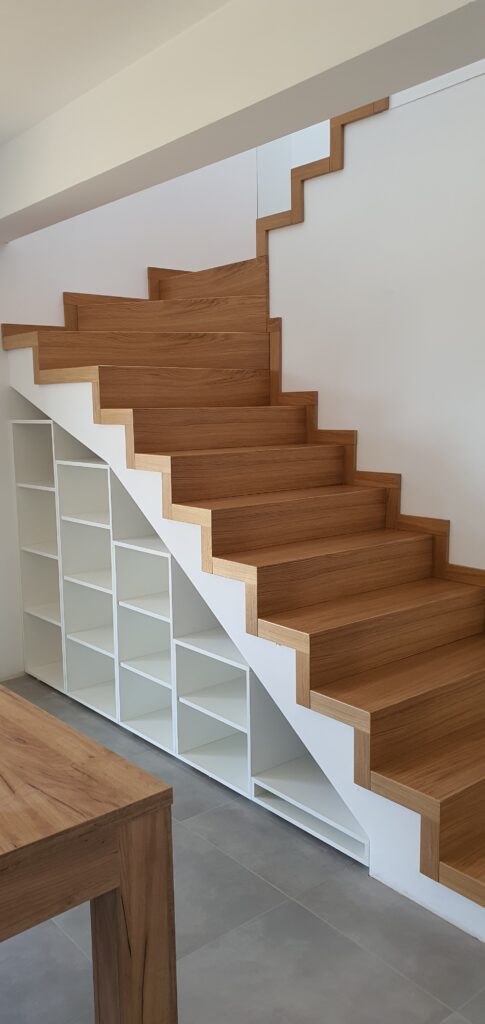 Schody dywanowe z balustradą szklaną wpuszczaną w stopnie. Realizacja Górki Wielkie/Opole