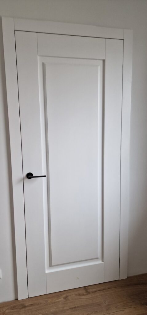 Realizacja w Wodzisławiu Śl. Schody dywanowe dąb natura i białe drzwi białe z kasetonem frezowanym