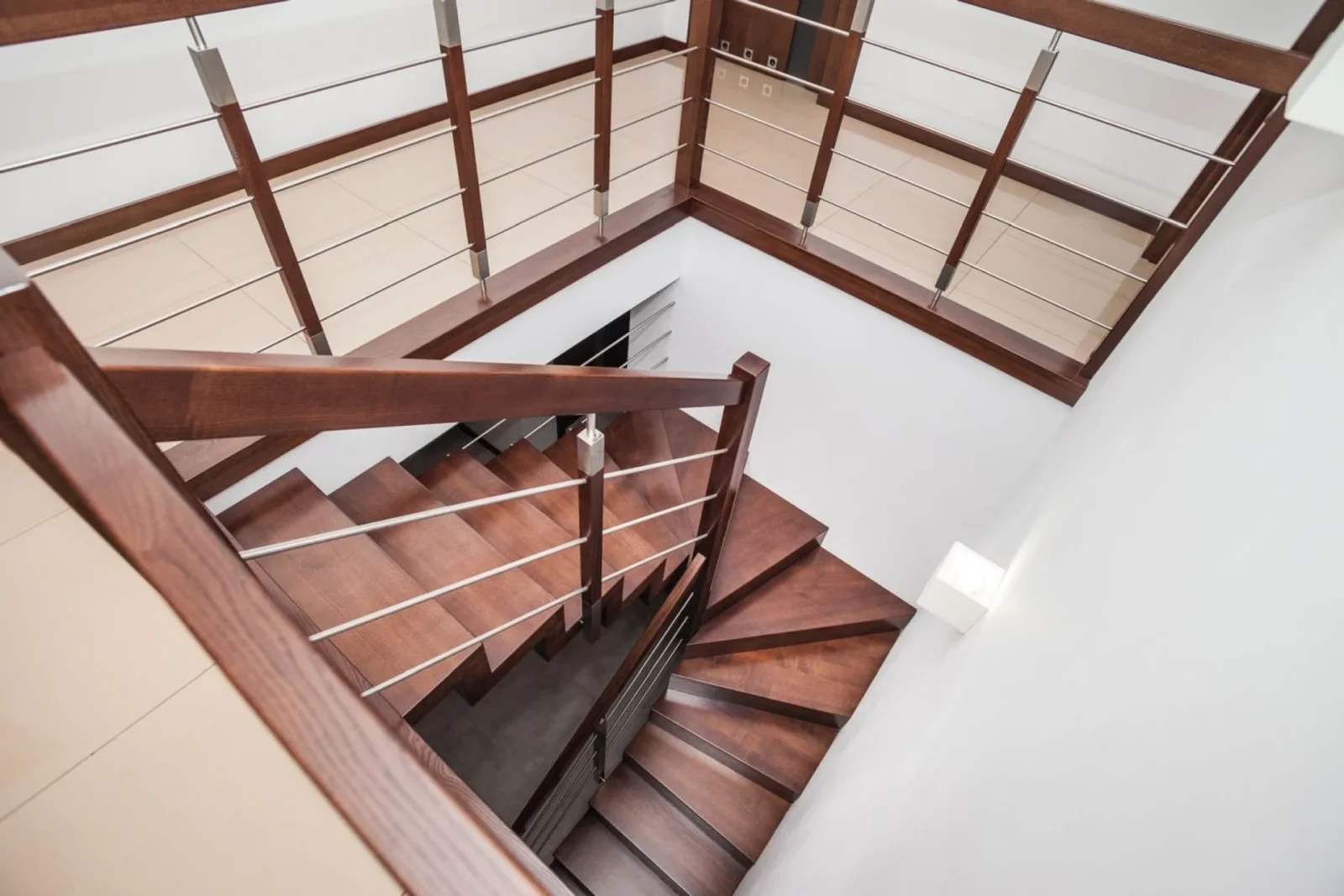 Samonośne schody dywanowe 8 cm, drzwi drewniane, realizacja w Mikołowie