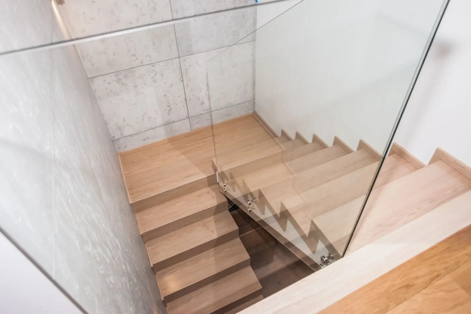 Schody dywanowe z balustradą szklaną. Katowice Ligota