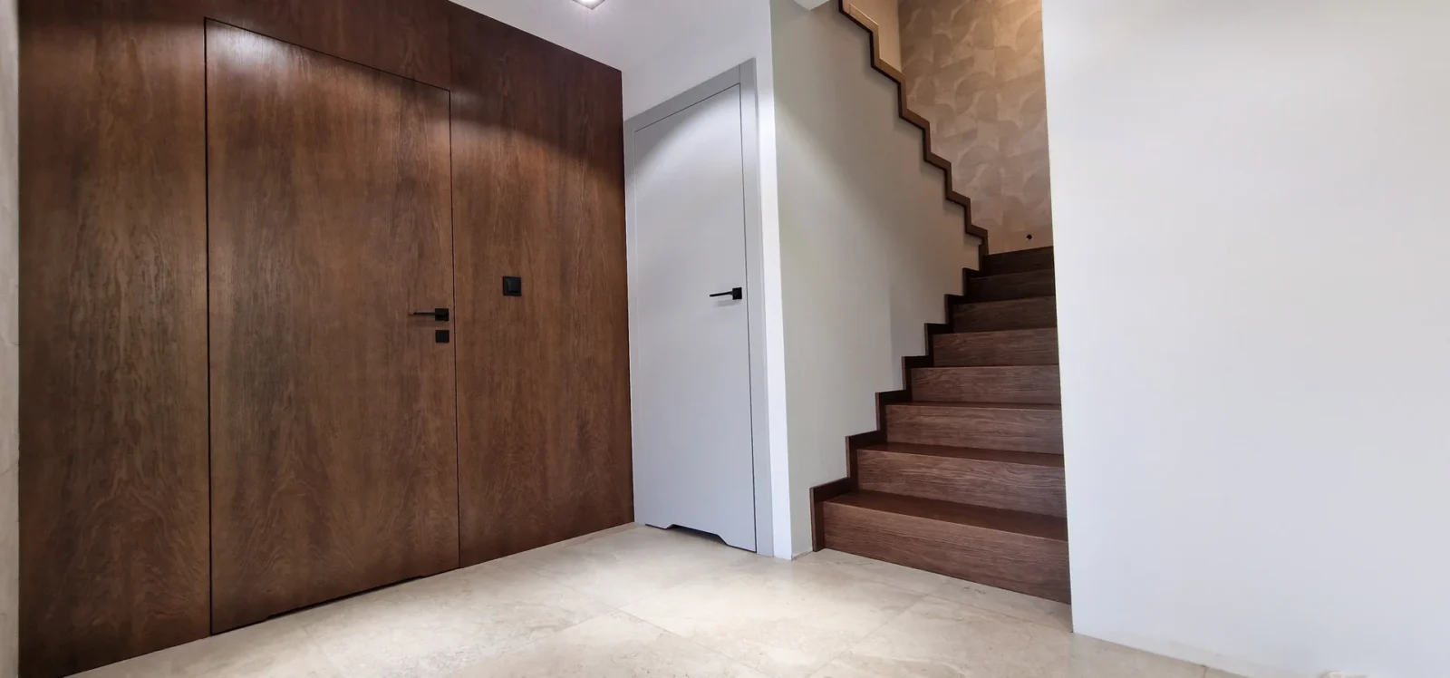 Schody i ściana drewniana w Orzechu. Realizacja w Jastrzębie-Moszczenica